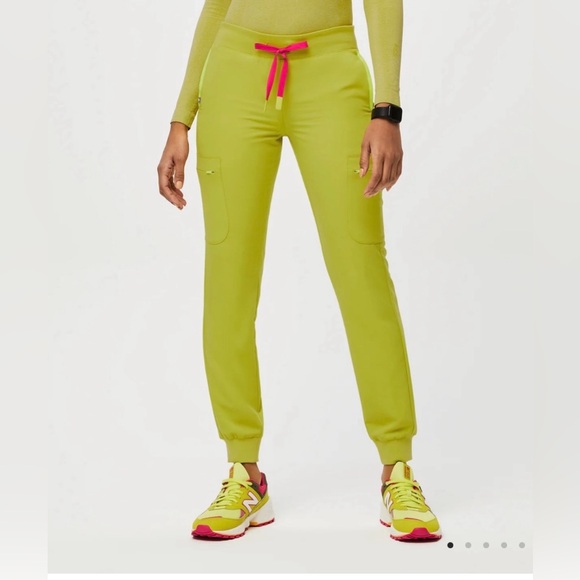 Figs Zamora joggers scrubs, medium petite, limeade - Picture 1 of 5